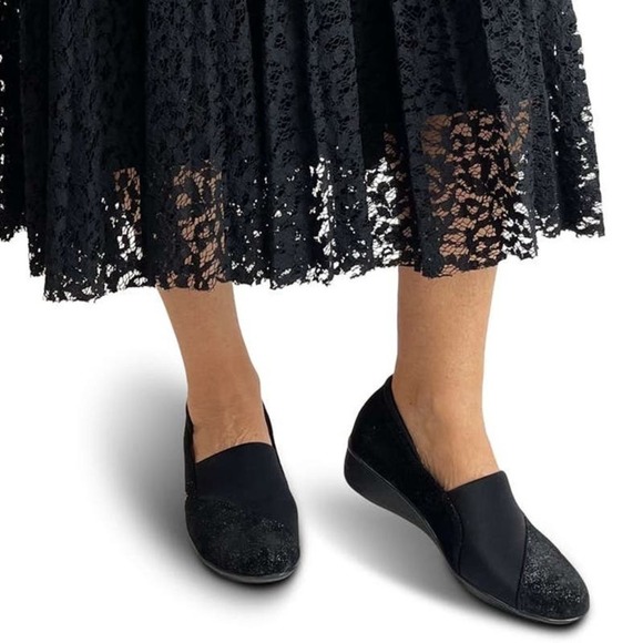 Revere Women's Slip On Naples Stretch Comfort Casual Loafer Shoes Size 10M Black - Picture 1 of 9